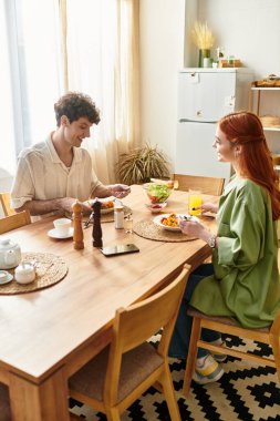 Genç bir çift güzel bir kahvaltı yapar, sıcak bir evde bağlarını kutlarlar..