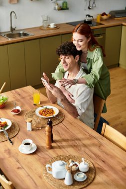 Sevgi dolu bir çift, evde keyifli bir yemek eşliğinde birlikte vakit geçirmeyi sever..