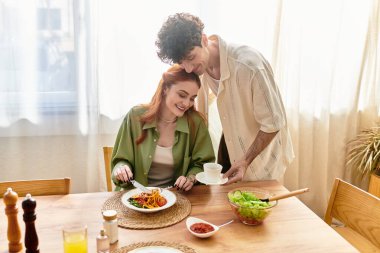 Genç bir çift evlerinde sevgi dolu bir akşam yemeğini paylaşıyor, birlikte güzel anılar yaratıyorlar..