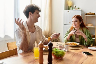 Genç bir çift, kahkaha ve neşe dolu bir ev yemeği eşliğinde kaliteli vakit geçirir..
