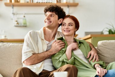 Mutlu bir çift evdeki rahat koltuklarında keyifli anlar geçirir..