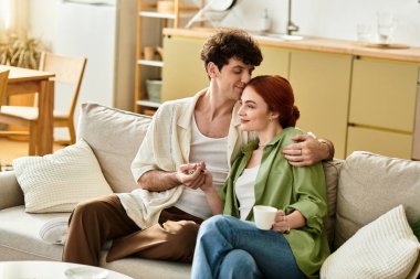 Sevgi dolu bir çift evde içki ve tatlı anlar paylaşır..