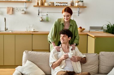 Genç çift, şık evlerinde gülüşlerini ve aşklarını paylaşıyor..