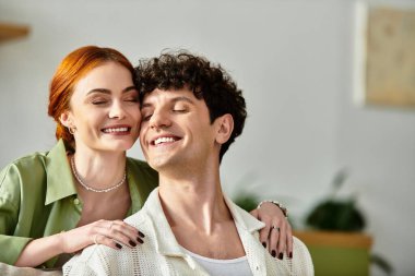 Sıcak bir öğleden sonra, bir çift sıcak evlerinde keyifli anlar geçiriyorlar..