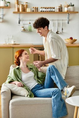 Genç bir çift evlerinde kahkaha ve sıcaklığı paylaşıyor..