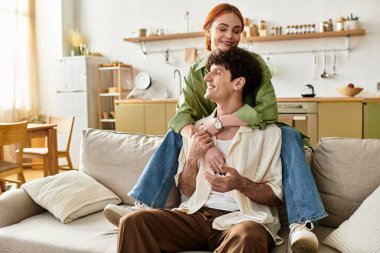 Genç bir çift güzel bir öğleden sonrayı paylaşıyor, sıcak evlerinde kalıcı anılar yaratıyorlar..