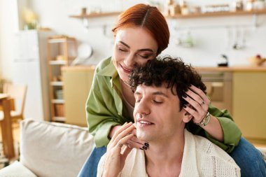 Genç bir çift arasında paylaşılan hassas anlar. Birbirlerine bağlanıyorlar ve evde kaliteli zaman geçirmenin tadını çıkarıyorlar..