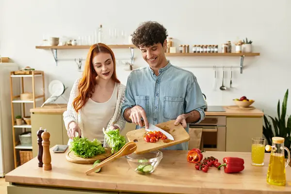 Sevgi dolu bir çift evde taze bir yemek hazırlar, birlikte kahkaha ve kaliteli zaman geçirirler..