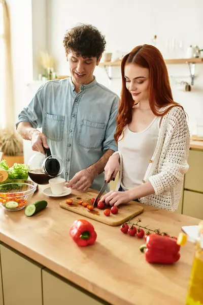 Genç çiftler birlikte yemek yapmayı, gülümsemeyi ve kahkahaları mutfaklarında paylaşmayı severler..