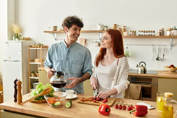 Bir çift, mutfakta birlikte yemek yaparken keyifli bir anı paylaşıyor..