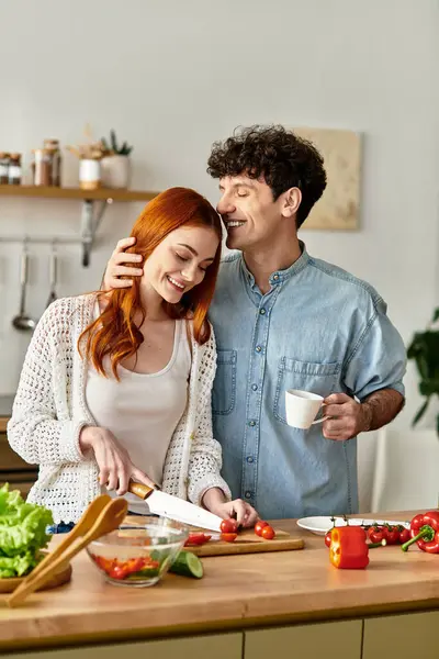 Mutfakta neşeli bir çift, yemek hazırlıyor ve kahkahalarımızı paylaşıyoruz..