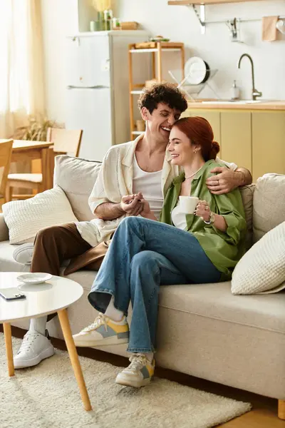 Sevgi dolu bir çift kahkaha ve neşeyi paylaşır, kahveyi yudumlar, güzel anılar yaratır..