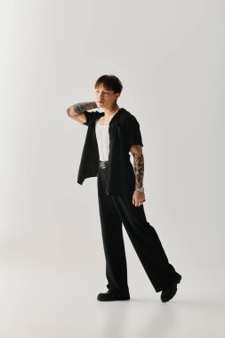 Yakışıklı Asyalı genç bir adam kendine has tarzını sergilerken zarif bir poz veriyor..