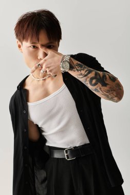 Cesur genç Asyalı adam zarif iç mekanında eşsiz stilini ve karizmasını sergiliyor..