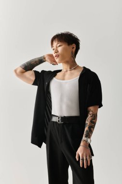 Kendine güvenen Asyalı genç adam kendine has tarzını kapalı bir ortamda sergiliyor..