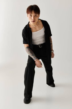 Delikanlı, moda anlayışını çarpıcı bir pozla sergiliyor. Havalı bir tarzı ve kişiliği var..