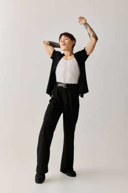 Yakışıklı Asyalı genç bir adam kendine güvenerek kendine has tarzını ve yeteneğini sergiliyor..