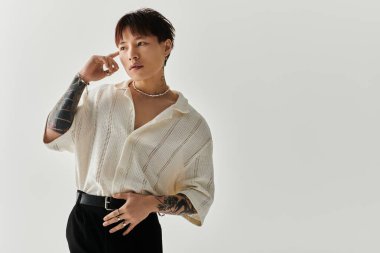 Şık bir Asyalı genç adam özgüvenini sergiliyor..