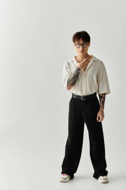 Genç ve şık bir adam tarzını modern ve tarafsız bir ortamda sergiliyor..