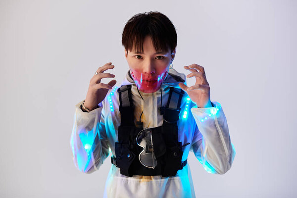 Молодой человек в уникальном наряде со светящимися элементами представляет художественную атмосферу в студии.