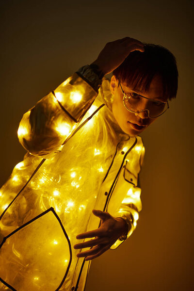 Молодой человек излучает харизму в светящемся наряде, создавая захватывающий визуальный эффект.