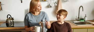 Neşeli bir anne ve oğlu kahvaltıyı birlikte hazırlamaktan zevk alırlar, bağlarını güçlendirirler..