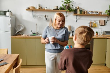 Bir anne, sıcak mutfaklarında sürpriz bir hediyeyle oğluyla mutlu bir şekilde bağ kurar..
