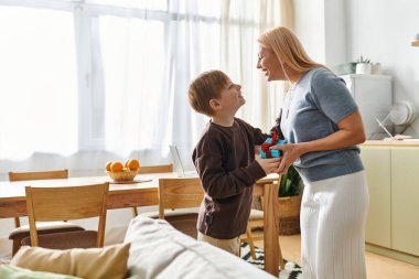 Bir anne ve oğlu oyun oynarken birbirlerine bağlanmaktan zevk alırlar. Neşeli evlerinde sıcaklık yayarlar..