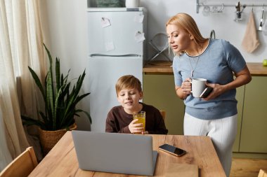 Bir anne, oğluyla mutfak masasında içki içerken bağ kurar..