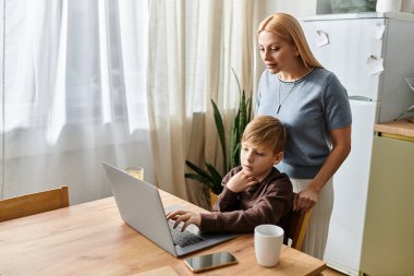 Bir kadın, oğlunun okul masraflarını karşılarken mutfak masasında bir dakikasını paylaşır..
