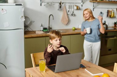 Bir anne, dizüstü bilgisayarını incelerken oğluyla karşılaşır ve sıcak ve eğlenceli bir atmosfer yaratır..