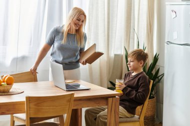 Neşeli bir anne kahvaltı masasında oğluyla sohbet ederken kaliteli zaman geçirir..