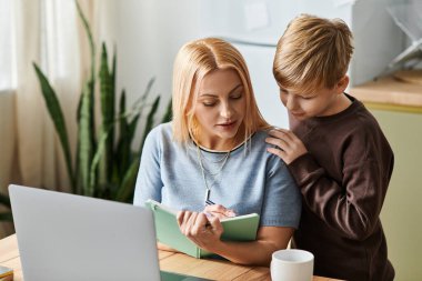 Bir anne oğluna öğretici bir aktivitede yol gösterir, yaratıcılığı ve bağlantıyı teşvik eder..