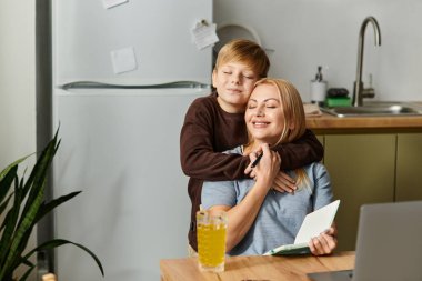 Bir anne oğluyla keyifli anlar paylaşır, evde eğlenceli anılar yaratır..