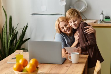 Bir anne ve oğul evde eğlenceli bir etkinliğin keyfini çıkarırken özel bir anı paylaşırlar..
