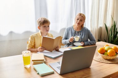 Annesi çay içerken oğlu kitap okuyor ve birlikte bir şeyler öğreniyoruz..