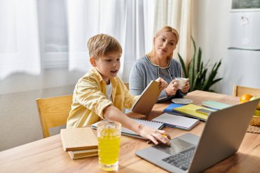 Bir anne ve oğlu evde kaliteli zaman geçirmenin keyfini çıkarırken, sanat ve ev ödevlerinde işbirliği yapıyorlar..