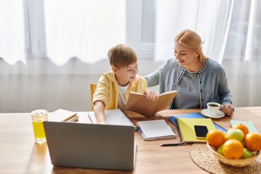 Sıcak gülümsemeler, anne ve oğul arasındaki bağın altını çizer..