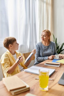 Bir anne oğluyla birlikte sanatsal aktiviteler yaparken neşeli bir anı paylaşır..