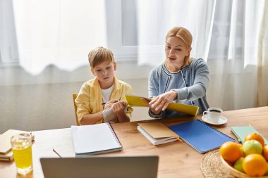Bir anne olarak bağ kurma anı oğlunun yeni fikirleri keşfetmesine yardımcı olurken parlak bir boşluğun tadını çıkarıyor..