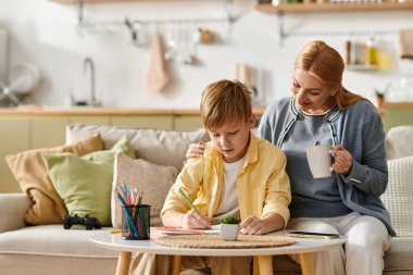 Bir anne, oğlunun evde resim yapmasını izler, yaratıcılığı ve birlikteliği besler..