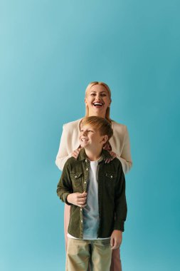 Bir anne oğluyla sıcak bir kahkaha paylaşır. Parlak bir uzayda özel ilişkilerini kucaklar..