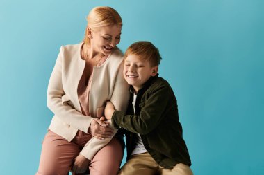 Bir anne ve oğlu mutluluğu ve sıcaklığı ve mutluluğu birlikte paylaşıyor..