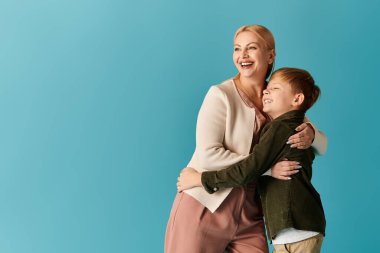 Bir anne ve küçük oğlu, gülüşlerini ve sevgilerini paylaşıyorlar..