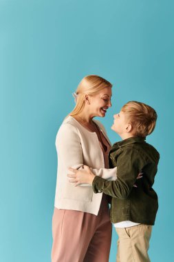 Anne ve oğul, güzel bir anı paylaşıyor, gülümsüyor ve birlikte vakit geçiriyorlar..