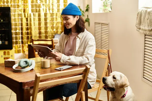 Parlak ve misafirperver bir kafe. Genç bir kadın labradoruyla rahatlar ve kaliteli vakit geçirir..