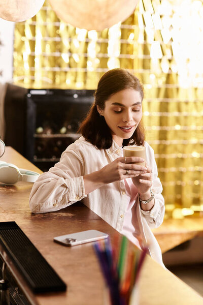 Молодая женщина потягивает кофе, расслабляясь в стильном кафе, наполненном теплым декором.