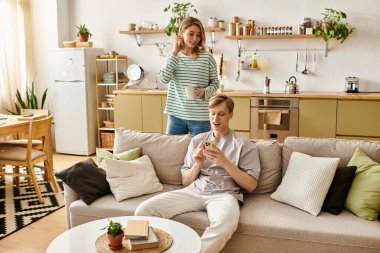 Genç çift şık bir evde rahatlar, birbirlerine eşlik ederler ve keyifli anları paylaşırlar.