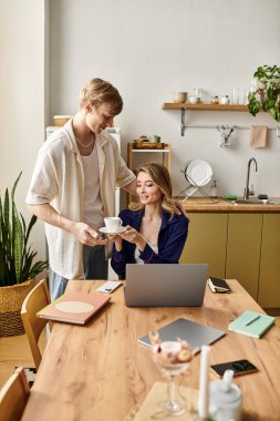 Genç çift evde kahveyi ve gülümsemeyi paylaşıyor, sıcak ve kalıcı anılar yaratıyor..
