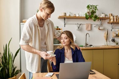 Genç bir çift, evlerinde rahat bir kahve anının tadını çıkarırlar. Havalı mekanlarında aşk yayarlar..